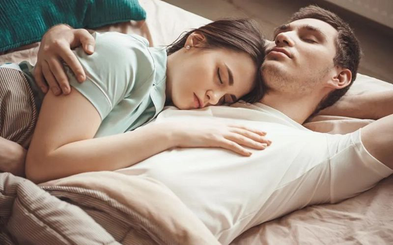 Bí Quyết "Thôi Miên" Nàng, Khiến Nàng Chủ Động Đòi Yêu Say Đắm 40 vo chong om nhau ngu co tot khong 6 tu the om nhau ngu thoai mai nhat 4 92070c2474