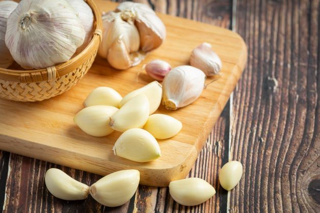 Top 5 thực phẩm tăng cường sinh lý - Thần dược lấy lại tự tin cho nam giới 19 fresh raw garlic ready cook scaled1 1673366730280487433643